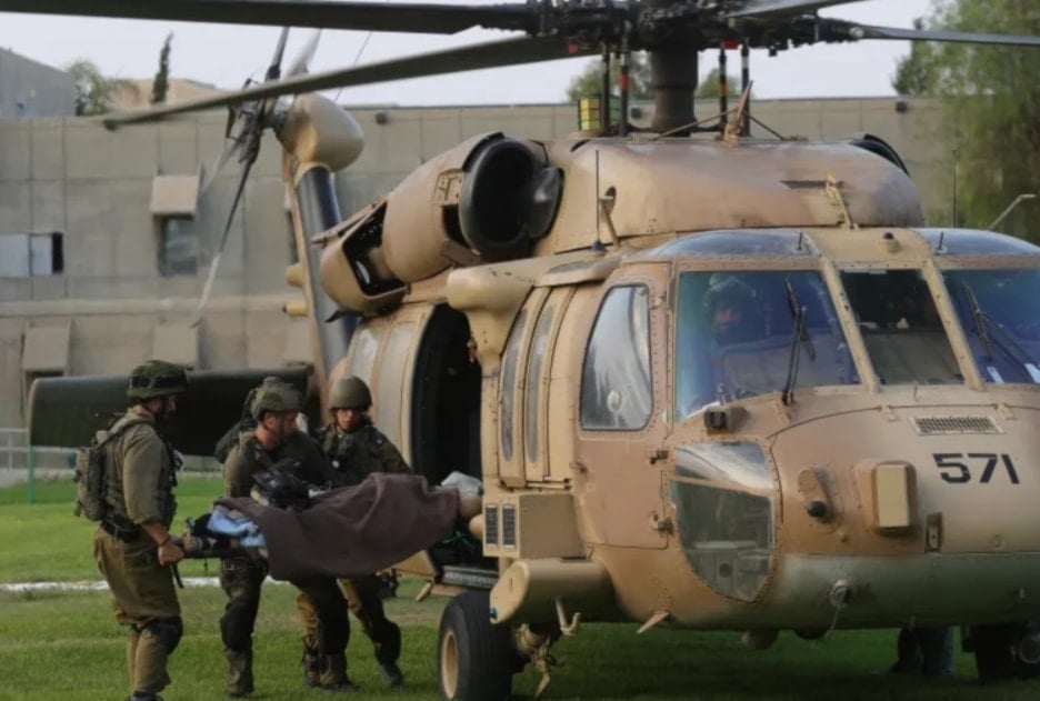 Evacuación de un soldado israelí herido durante los combates en la Franja de Gaza.