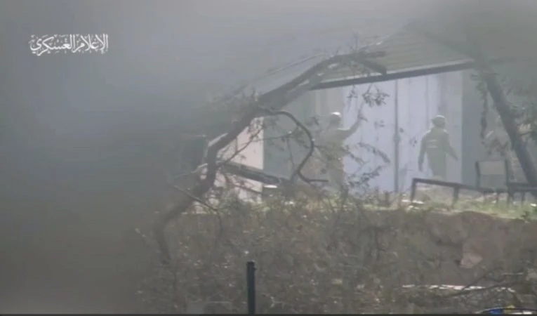 El mando castrense reconoció este martes la muerte de uno de sus soldados del Batallón 17, y heridas a otro durante los combates en curso al norte de la Franja de Gaza. El mando castrense reconoció este martes la muerte de uno de sus soldados del Batallón 17, y heridas a otro durante los combates en curso al norte de la Franja de Gaza.