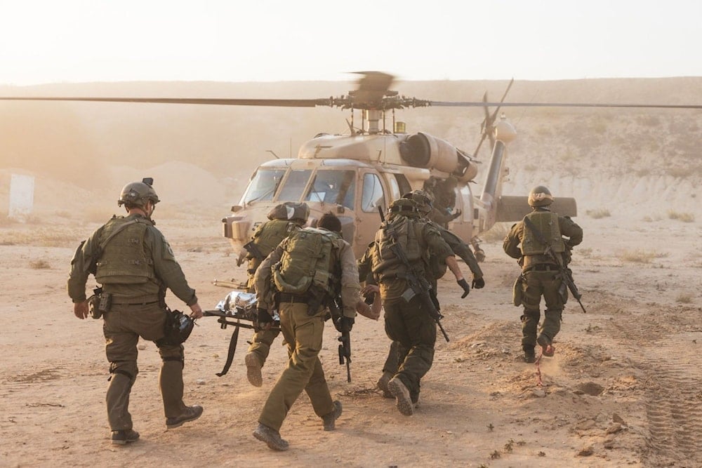 Fuerzas israelíes evacúan a soldados heridos en combates contra Hizbullah.