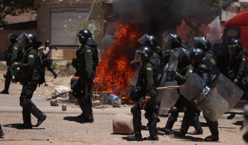 Fuerzas policiales y militares avanzan hacia los puntos de bloqueo.
