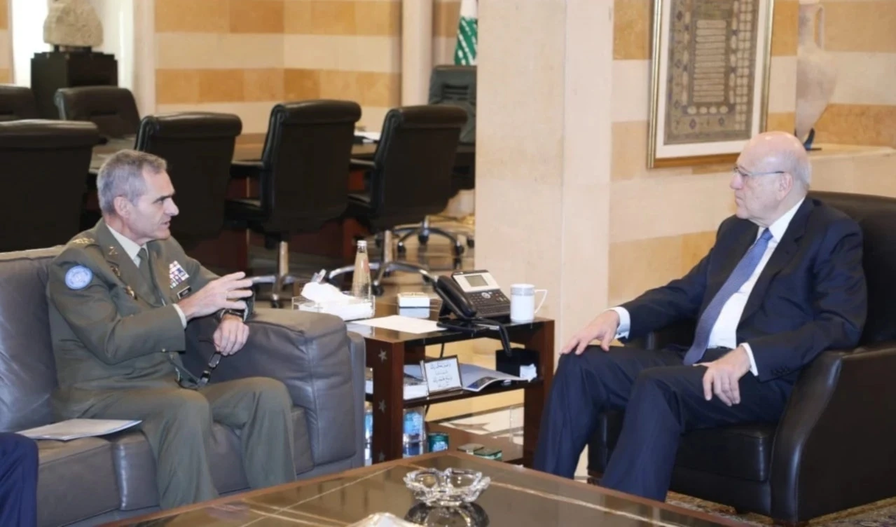 El primer ministro interino de Líbano, Najib Mikati, sostuvo en Beirut una reunión con el comandante en jefe de la Unifil, general Aroldo Lázaro.