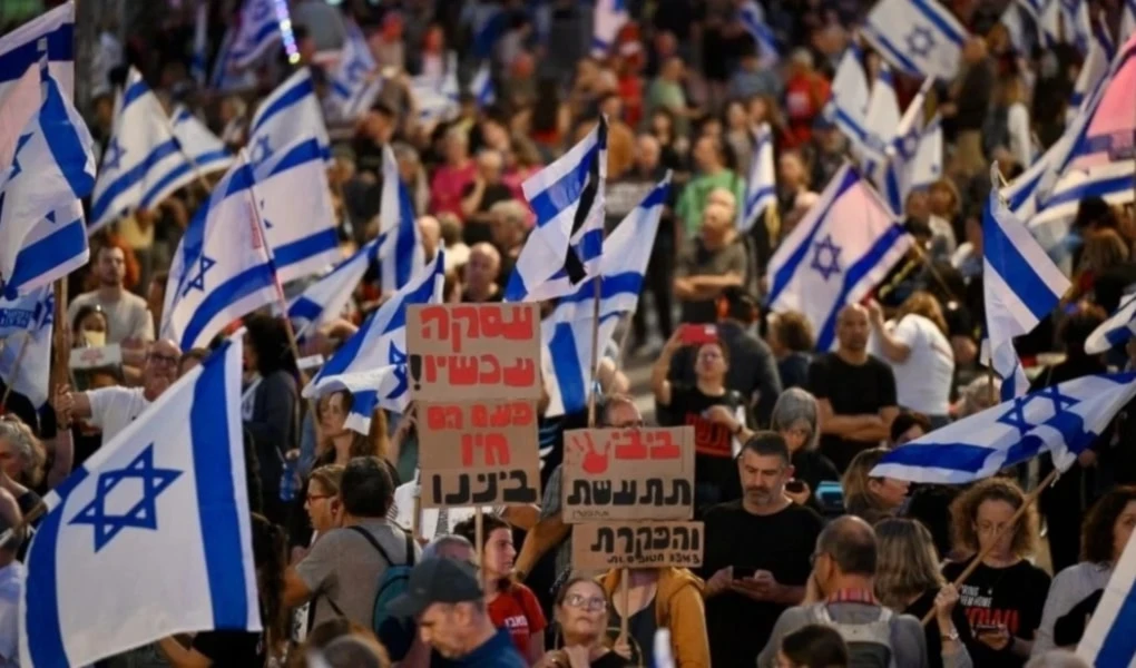 Los israelíes se manifiestan en "Tel Aviv" contra Netanyahu. Los israelíes se manifiestan en "Tel Aviv" contra Netanyahu.