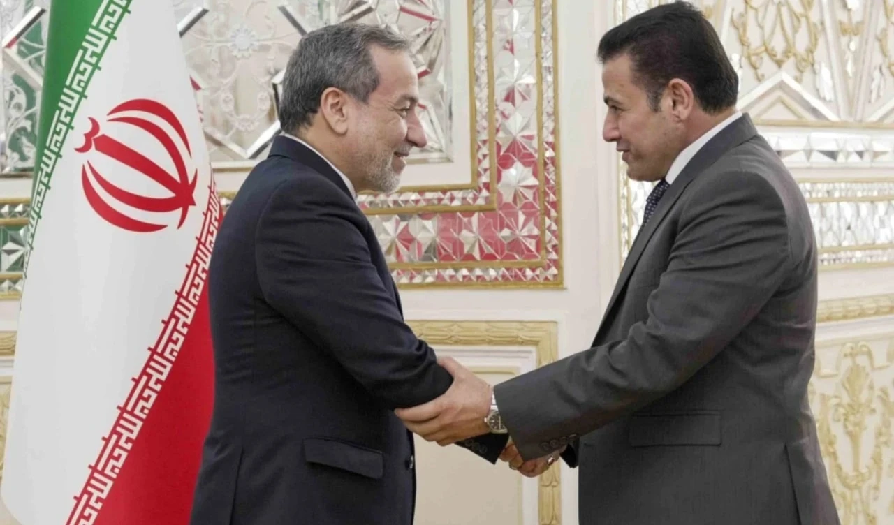 El Asesor de Seguridad Nacional iraquí, Qasem Al-Araji, se reunió en Teherán con el ministro de Exteriores iraní, Abbas Araghchi. El Asesor de Seguridad Nacional iraquí, Qasem Al-Araji, se reunió en Teherán con el ministro de Exteriores iraní, Abbas Araghchi.