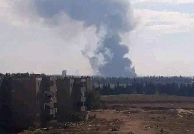 La ocupación israelí arremetió el domingo contra un edificio residencial en la zona de Sayyida Zeinab, en el campo de Damasco.