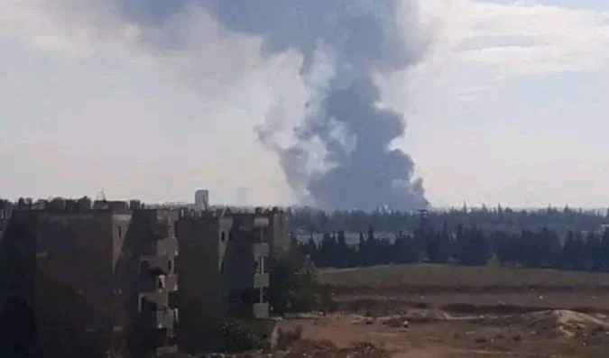 La ocupación israelí arremetió el domingo contra un edificio residencial en la zona de Sayyida Zeinab, en el campo de Damasco.