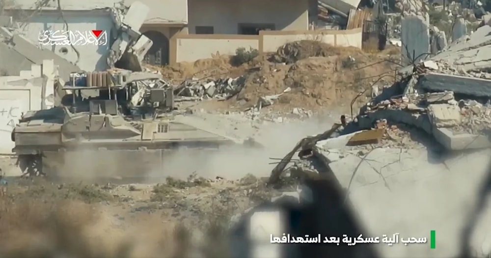 Remolque de un tanque Merkava, objetivo de las Brigadas Al-Qassam, al noroeste de Gaza. 8 de noviembre de 2024 (Foto: Medios de la resistencia palestina)