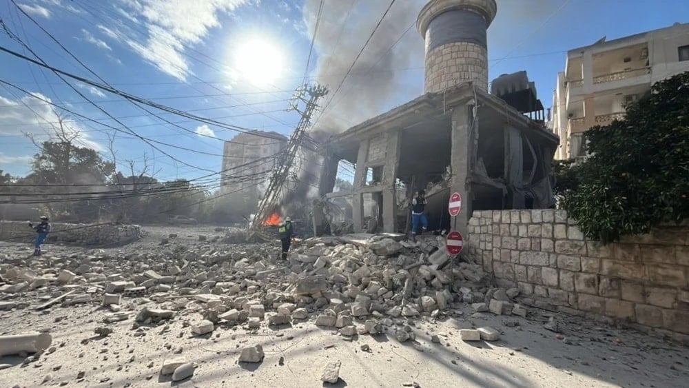 Efectos de la destrucción como resultado de agresiones israelíes contra la antigua mezquita del barrio de Al-Bayadh en la ciudad de Nabatieh
