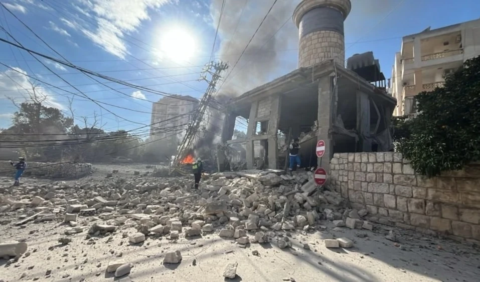 Efectos de la destrucción como resultado de agresiones israelíes contra la antigua mezquita del barrio de Al-Bayadh en la ciudad de Nabatieh