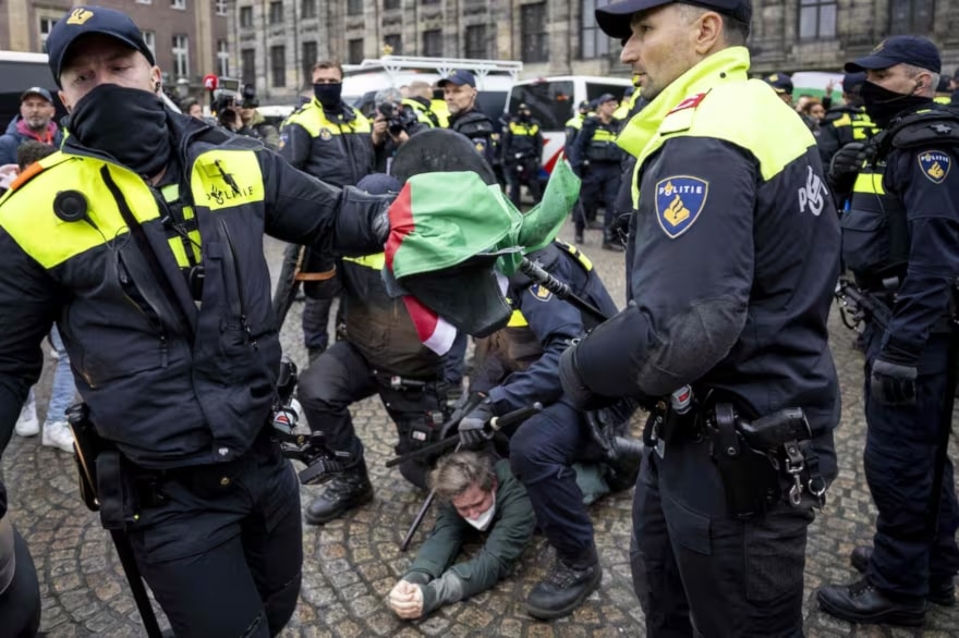 La policía de Ámsterdam arrestó a decenas de participantes en la manifestación propalestina. (Foto: Agencias)