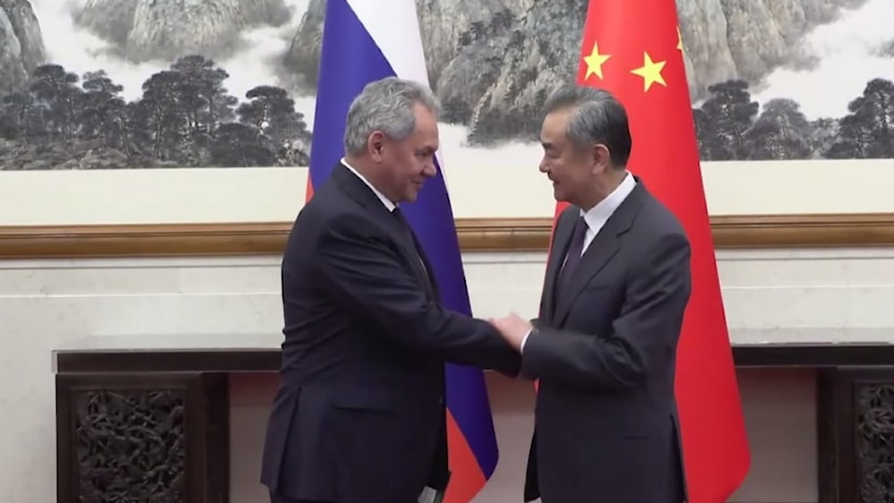 El secretario del Consejo de Seguridad de Rusia, Serguei Shoigu, y el canciller de China. Wang Yi.