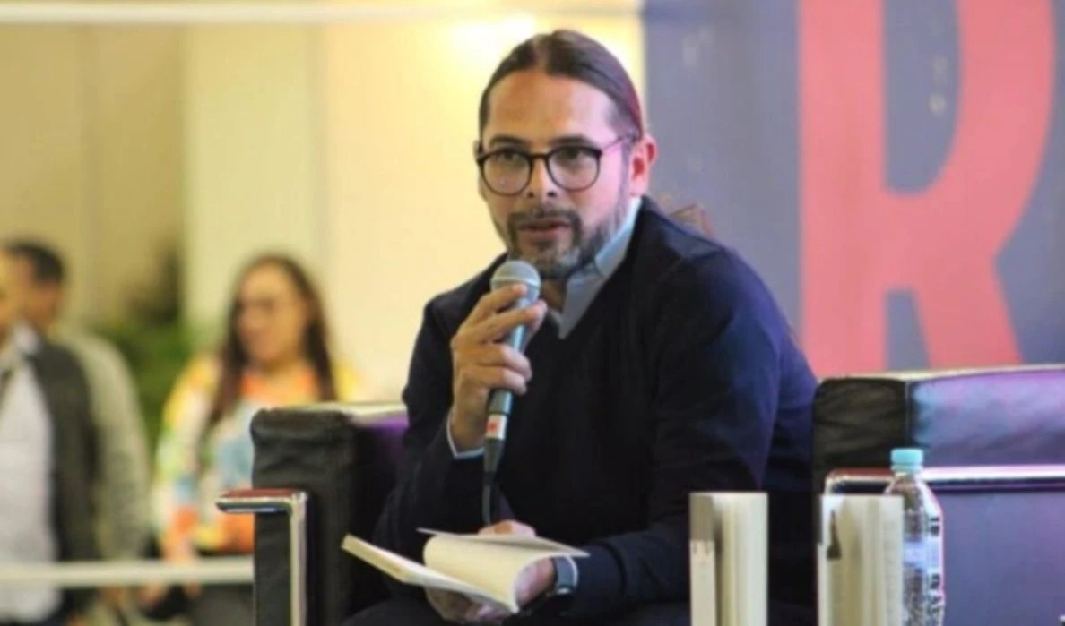 Freddy Ñáñez presenta "Sobre Blanco", un viaje a la poesía