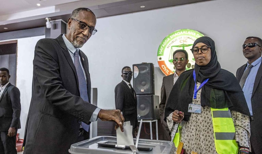 El presidente actual y candidato, Muse Bihi Abdi, emitió su voto. 