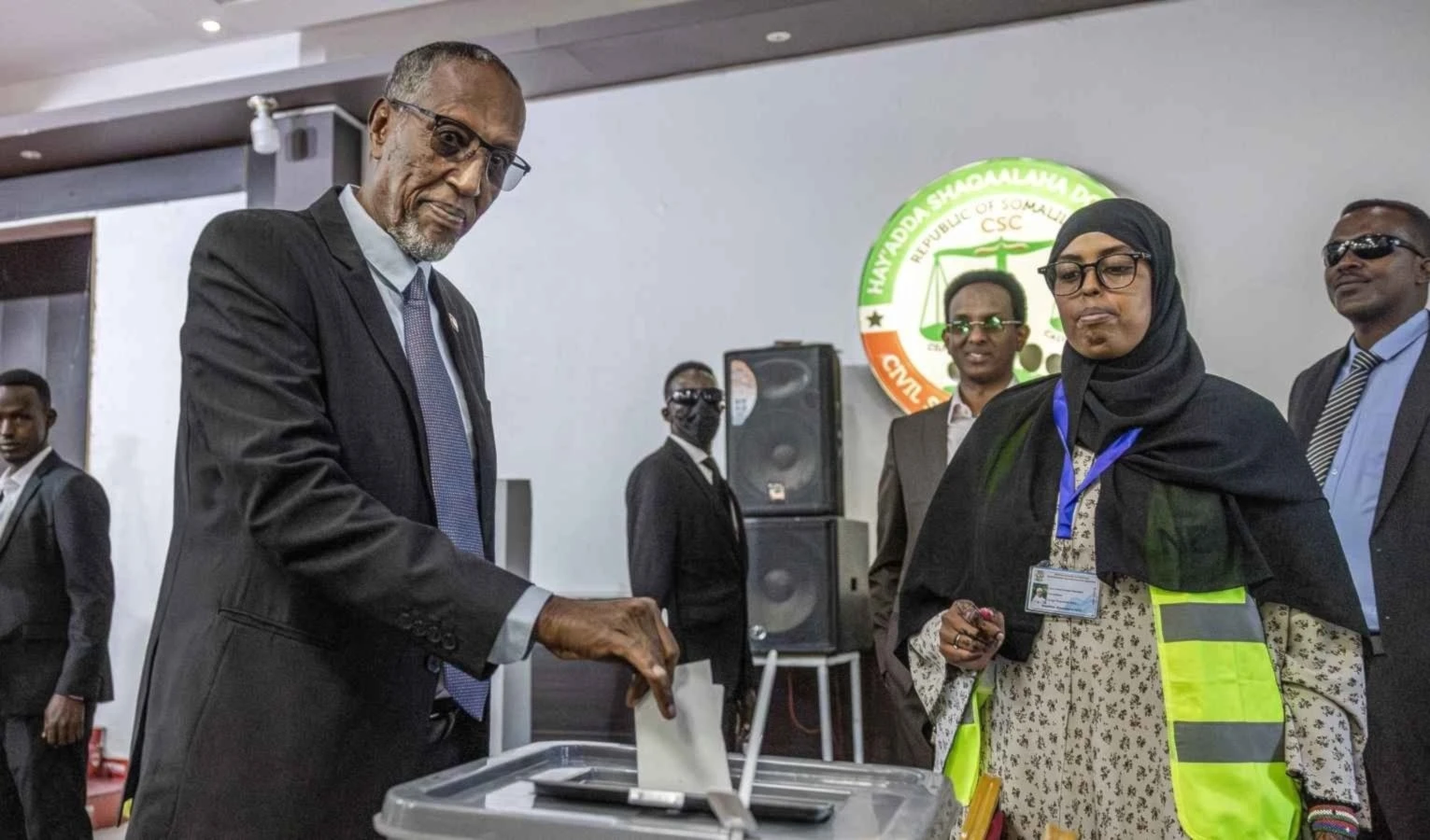 El presidente actual y candidato, Muse Bihi Abdi, emitió su voto. El presidente actual y candidato, Muse Bihi Abdi, emitió su voto.