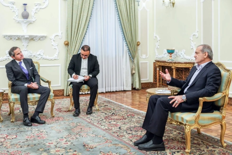 El presidente iraní, Masoud Pezeshkian, y el director general del Organismo Internacional de Energía Atómica, Rafael Grossi, durante su encuentro en Teherán.