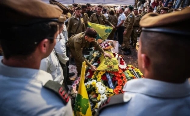 Oficiales y soldados de la Brigada Golani durante el funeral del capital Itai Markowitz, abatido en el sur de Líbano el 14 de noviembre de 2024.i