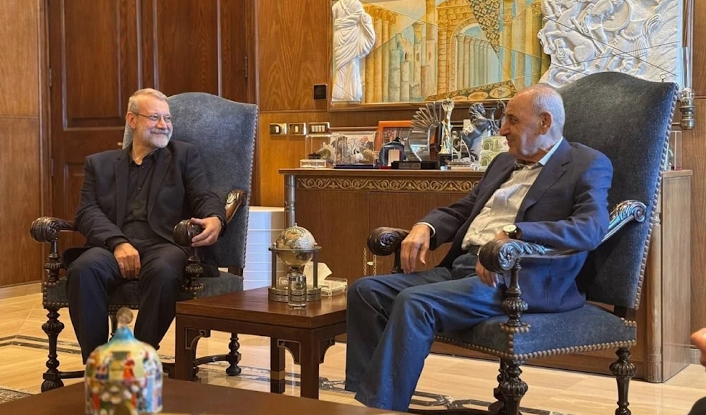 Principal asesor del Líder de la Revolución y de la República Islámica de Irán, Ali Larijani, durante su reunión con el presidente del Parlamento de Irán, Nabih Berri, en Beirut