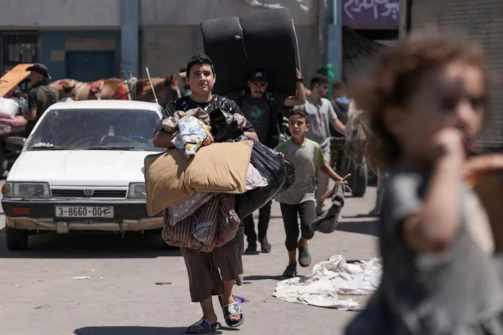 DEsplazados evacúan un refugio al este de Deir al-Balah, en la Franja de Gaza.