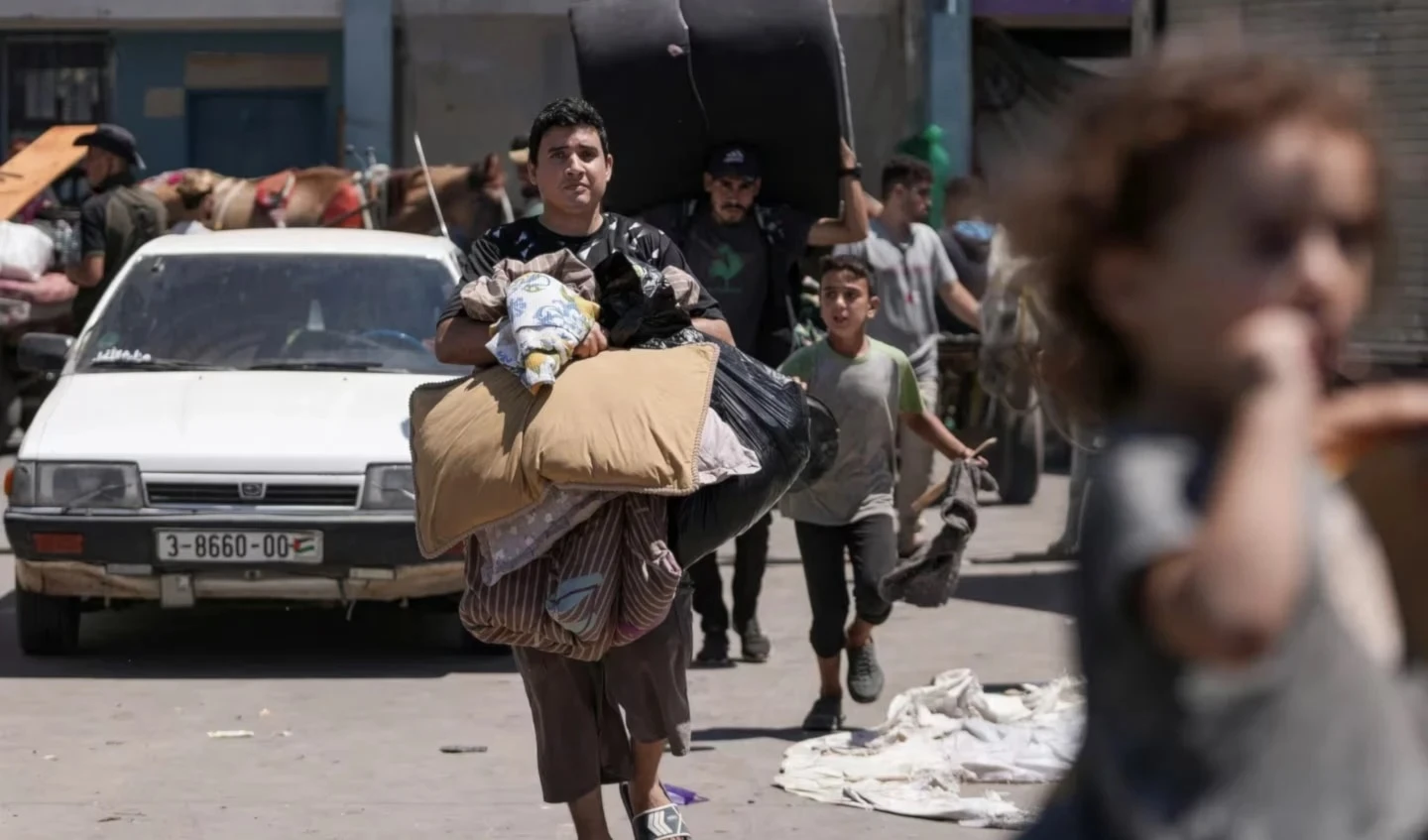 DEsplazados evacúan un refugio al este de Deir al-Balah, en la Franja de Gaza.