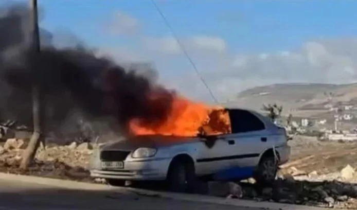 Colonos israelíes atacaron viviendas palestinas en la localidad de Beit Furik, al este de Naplusa, en la Cisjordania ocupada, y quemaron tres vehículos