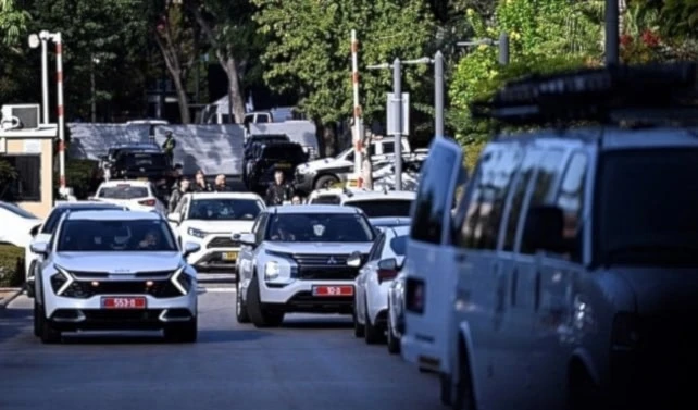 La policía y agentes del el servicio de inteligencia y seguridad Shin Bet investigan lanzamiento de bengalas contra la residencia de Netanyahu en Cesarea. La policía y agentes del el servicio de inteligencia y seguridad Shin Bet investigan lanzamiento de bengalas contra la residencia de Netanyahu en Cesarea.