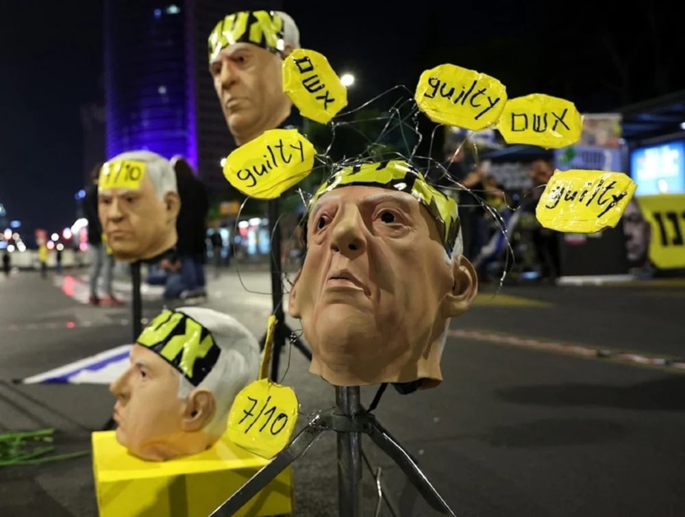 Máscaras que representan a Netanyahu durante una manifestación para exigir regreso de los prisioneros israelíes de la Franja de Gaza. 9 de noviembre de 2024 (Foto: AFP)