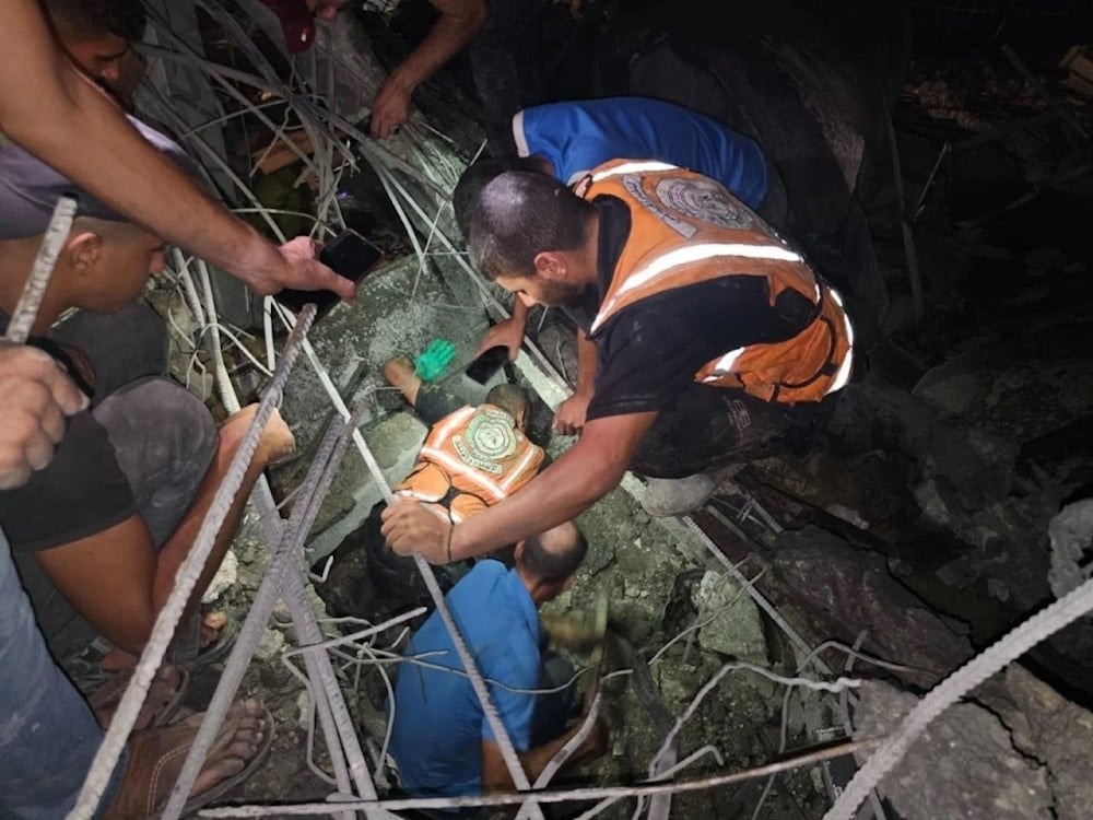 Miembros de la Defensa Civil en Gaza durante las labores de rescate de personas muertas y heridas.