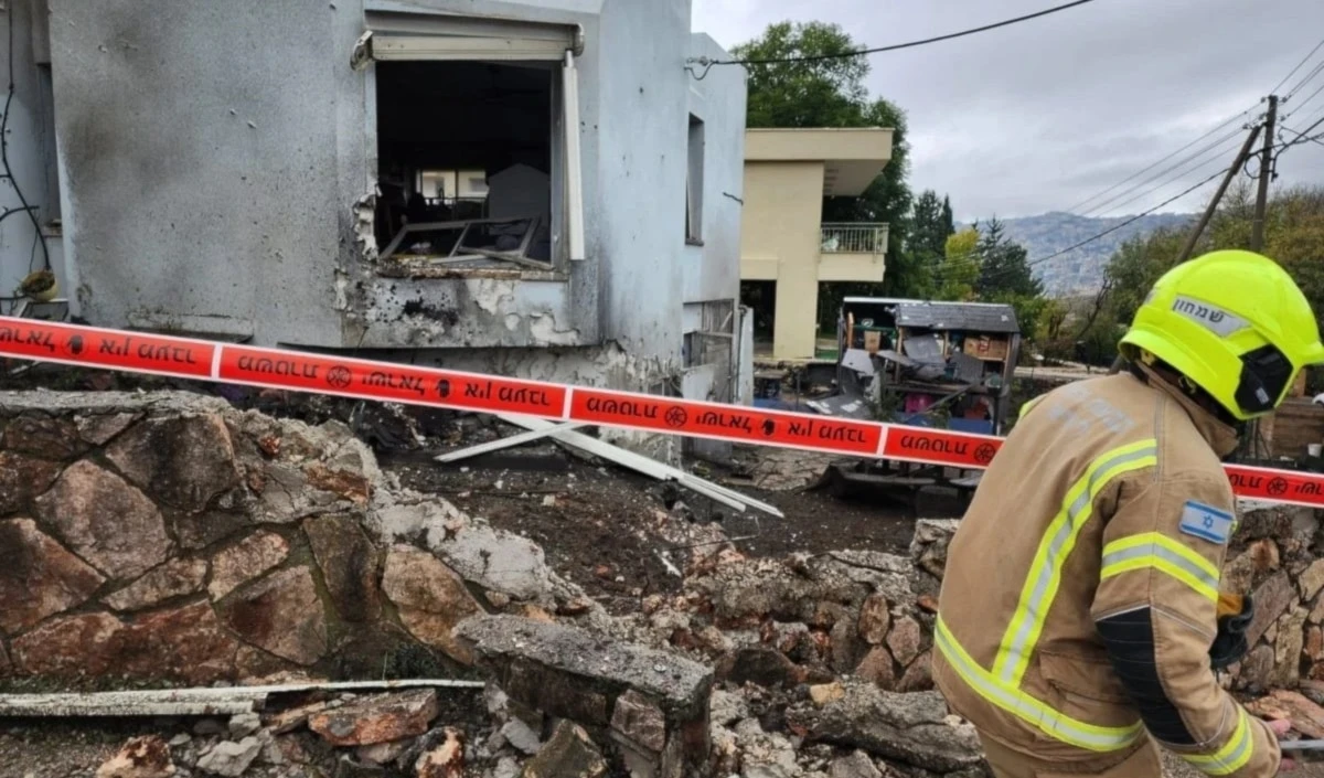 La ciudad de Karmiel también fue impactada por al menos 25 cohetes lanzados desde Líbano.