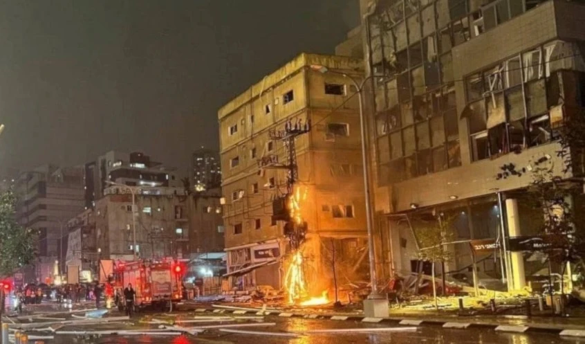 Huellas de los misiles lanzados este lunes por Hizbullah sobre “Tel Aviv”.