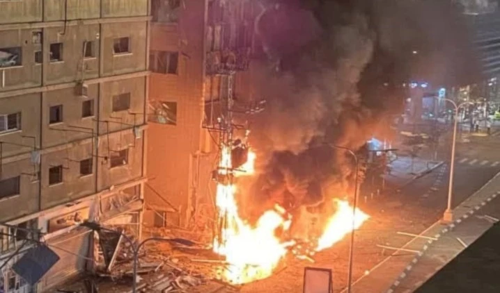 Misiles contra "Tel Aviv: impactos, incendios y cortes de energía