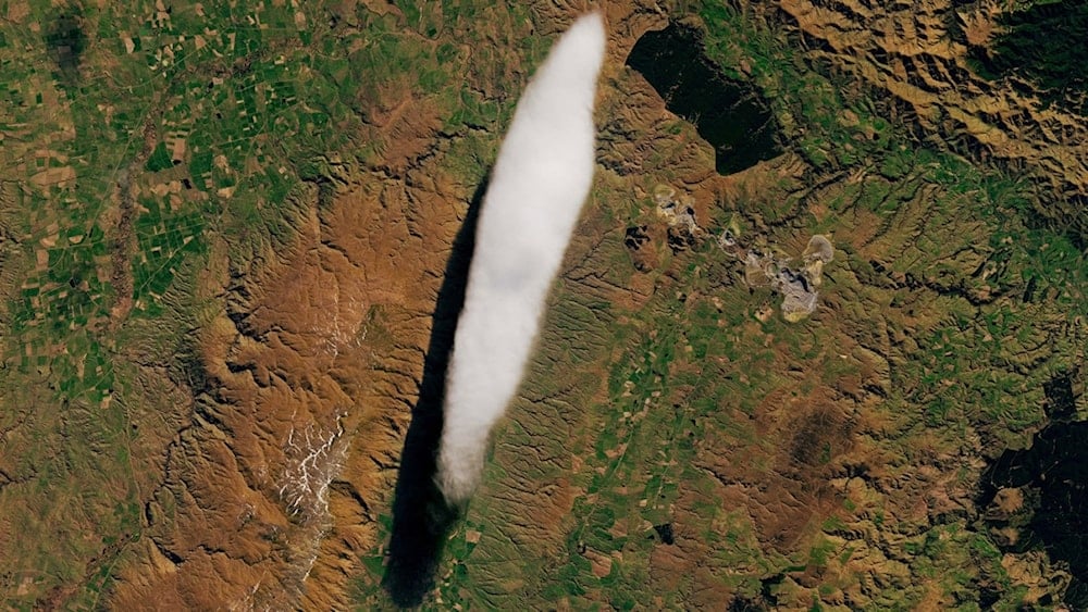 ¿Por qué una inusual nube siempre aparece en el mismo lugar? Foto: NASA. 