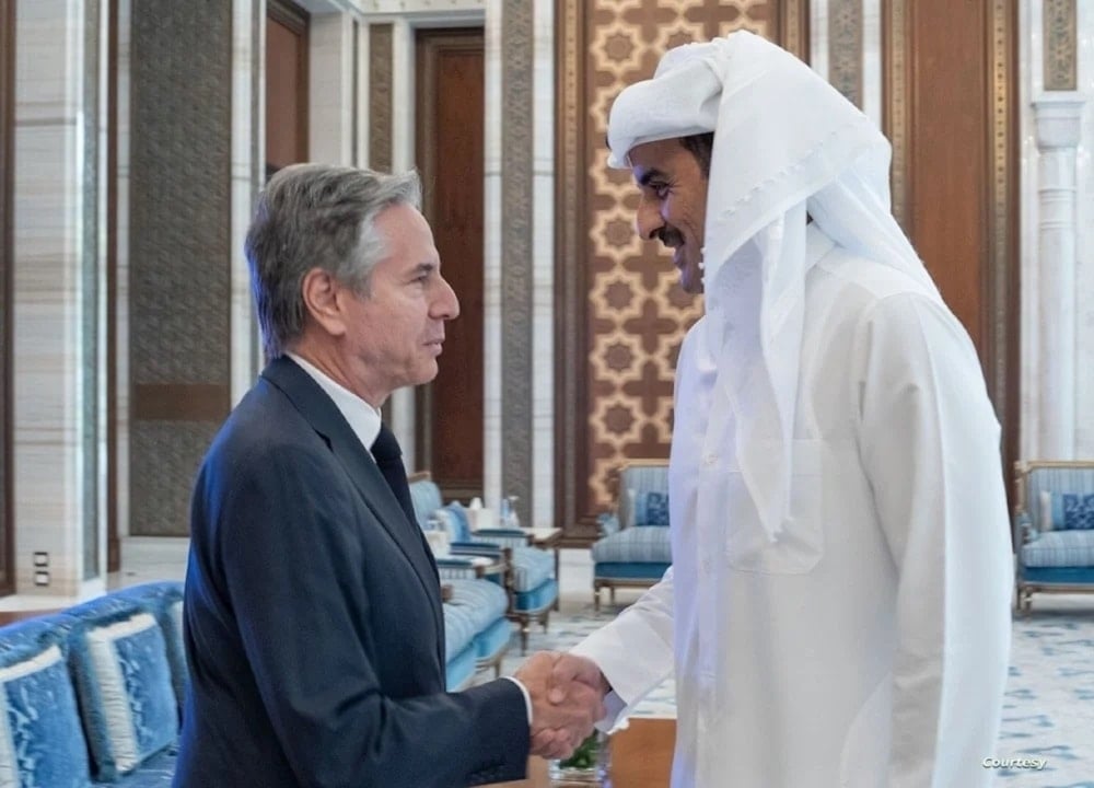 El emir de Qatar, Tamim bin Hamad Al Thani, saluda al secretario de Estado de los Estados Unidos, Antony Blinken.