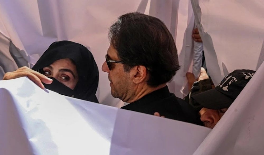 Imran Khan y su esposa Bushra Bibi. Foto: AFP