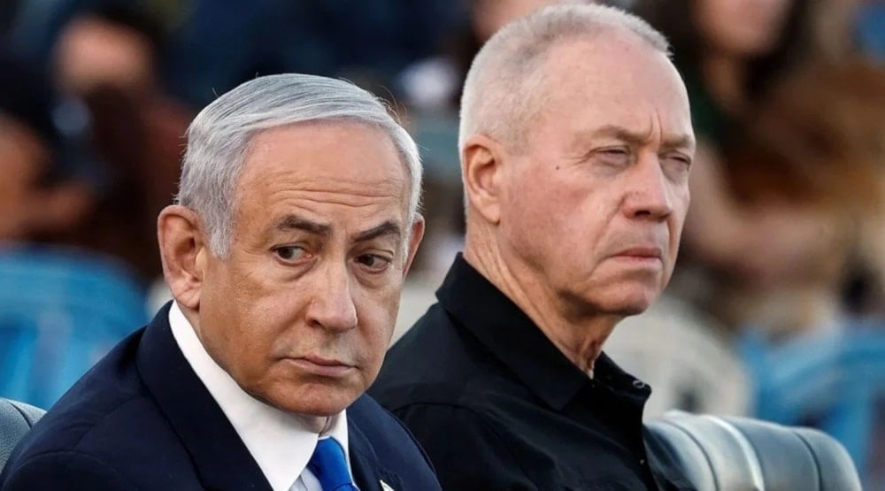 El primer ministro israelí Benjamín Netanyahu y el ministro de Defensa (Guerra) destituido Yoav Gallant .