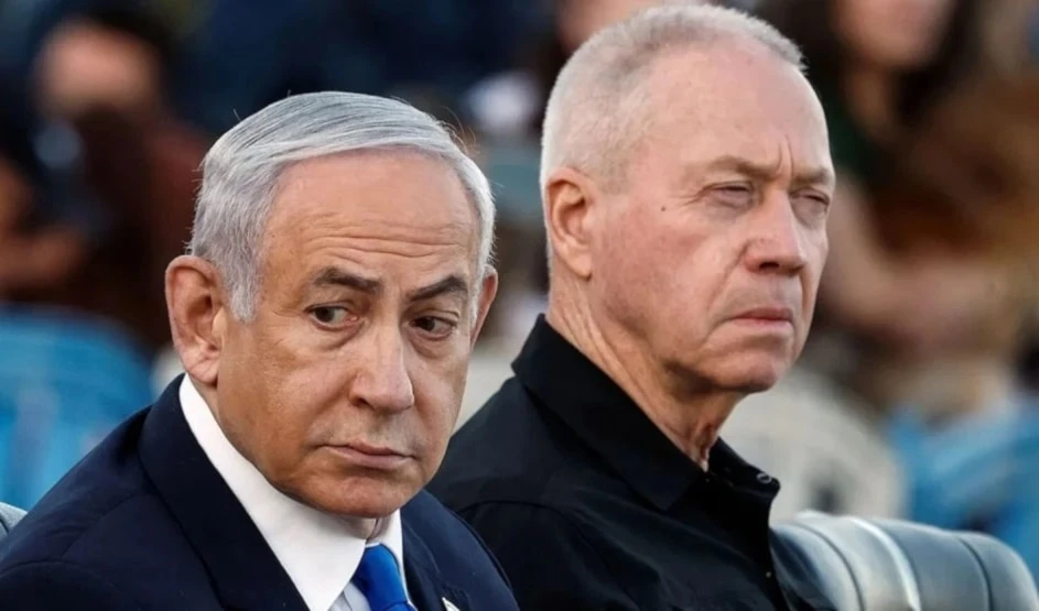 El primer ministro israelí Benjamín Netanyahu y el ministro de Defensa (Guerra) destituido Yoav Gallant .