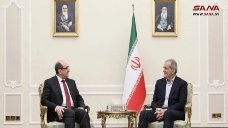 El presidente de Irán, Masoud Pezeshkian, recibió al canciller de Siria, Bassam Sabbagh.