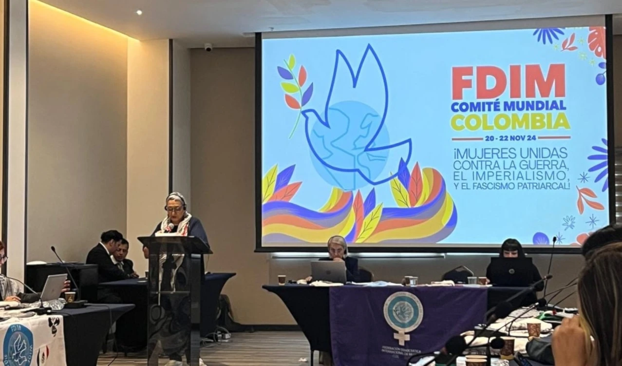 La reunión del Comité Mundial de Dirección de la Federación Democrática Internacional de Mujeres (FDIM) sesiona del 20 al 22 de noviembre en la capital de Colombia, Bogotá (Foto: Redes Sociales) La reunión del Comité Mundial de Dirección de la Federación Democrática Internacional de Mujeres (FDIM) sesiona del 20 al 22 de noviembre en la capital de Colombia, Bogotá (Foto: Redes Sociales)