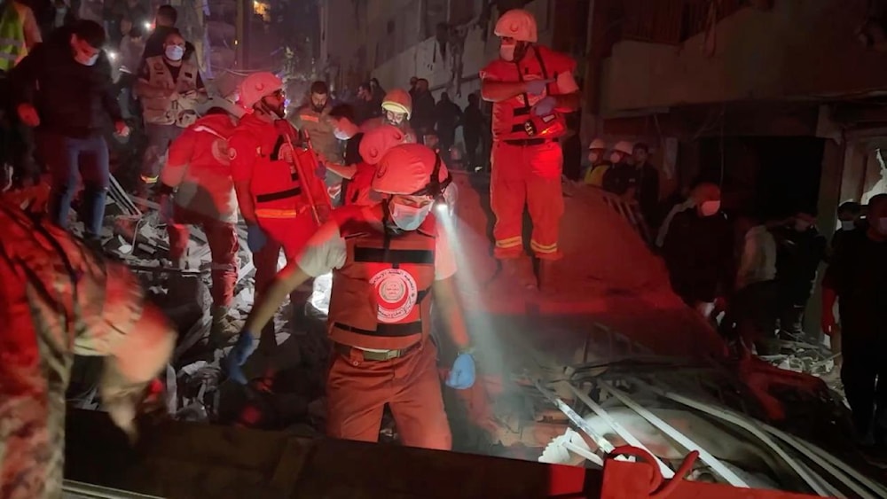 Autoridades y equipos de emergencia trabajan en la recuperación de cuerpos y asistencia a los heridos.