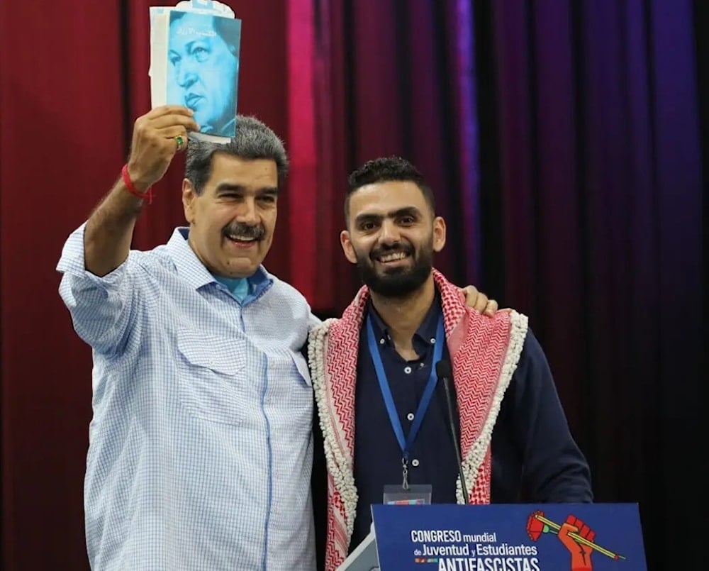 El joven palestino Watan Jamil Alabed dio lectura a la Declaración de Caracas y a continuación abrazó al presidente Nicolás Maduro.