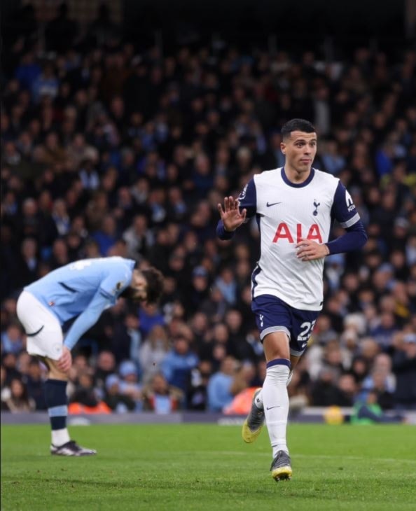 Tottenham derrota a Manchester City en fútbol inglés.