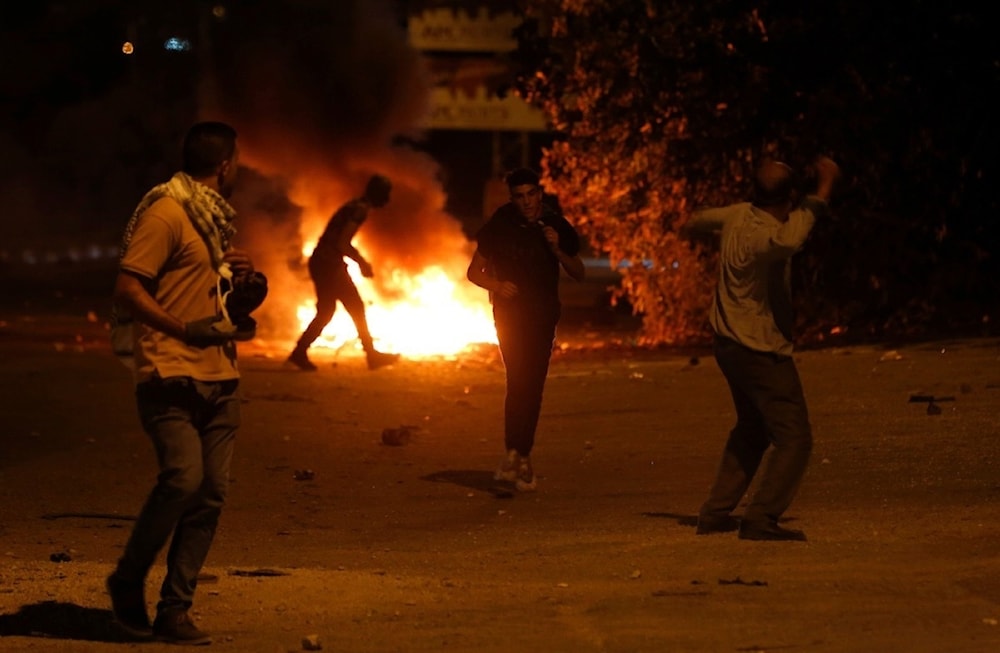 Los colonos incendiaron varios vehículos y terrenos en el barrio de Al-Dabbat bajo la protección militar.