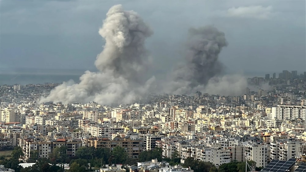 Nubes de humo se elevan desde el lugar de las agresiones israelíes que tuvieron como objetivo el suburbio sur de Beirut. 25 de noviembre de 2024. (Foto: Agencias)