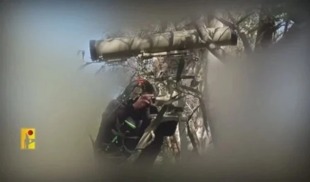 Combatiente de Hizbullah ataca con misil vehículos israelíes (Foto: Medios militares)