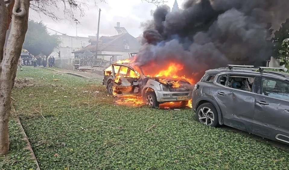 Incendio en la zona de Petah Tikva, en el este de "Tel Aviv" como resultado de un misil lanzado por Hizbullah de Líbano.