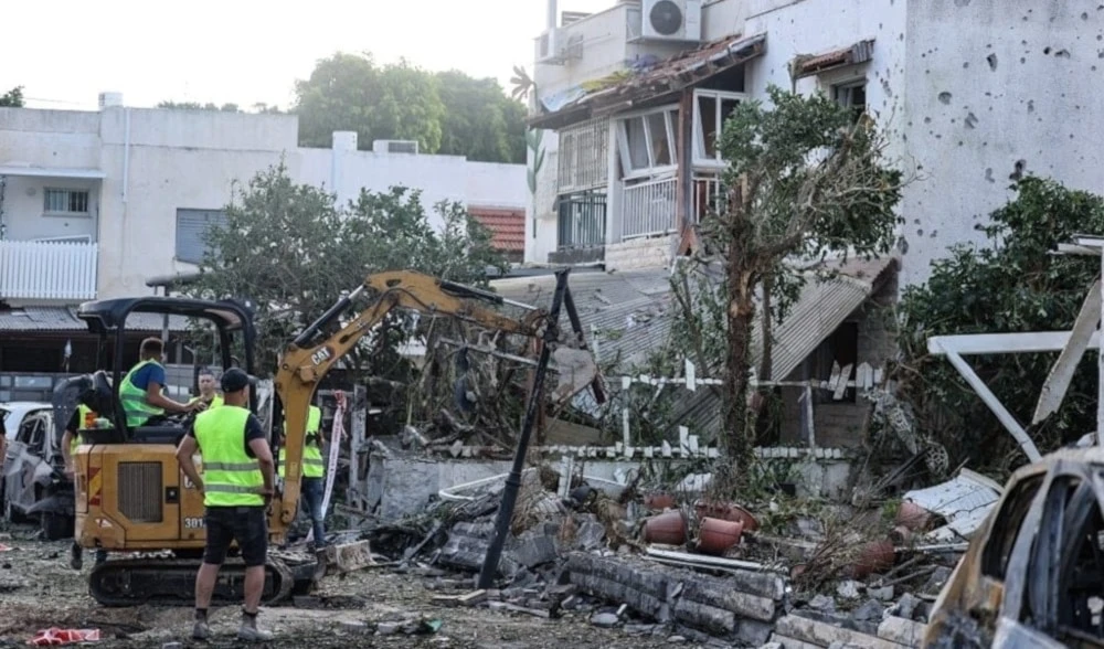 Destrucción causada por un ataque con misiles de Hizbollah en el asentamiento israelí de Kiryat Bialik. (Foto: Agencias)
