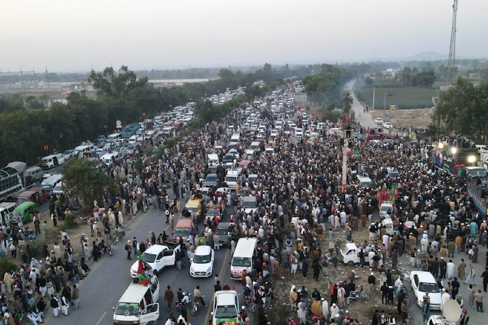 Los simpatizantes de encarcelado Imran Khan bloquearon las carreteras para exigir su liberación. 