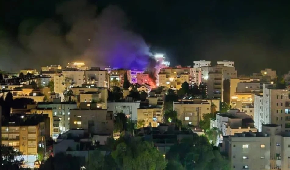 Impactos de misiles lanzados desde Líbano por Hizbullah hacia el el asentamiento de Nahariya, ubicado en el norte de Palestina ocupada.