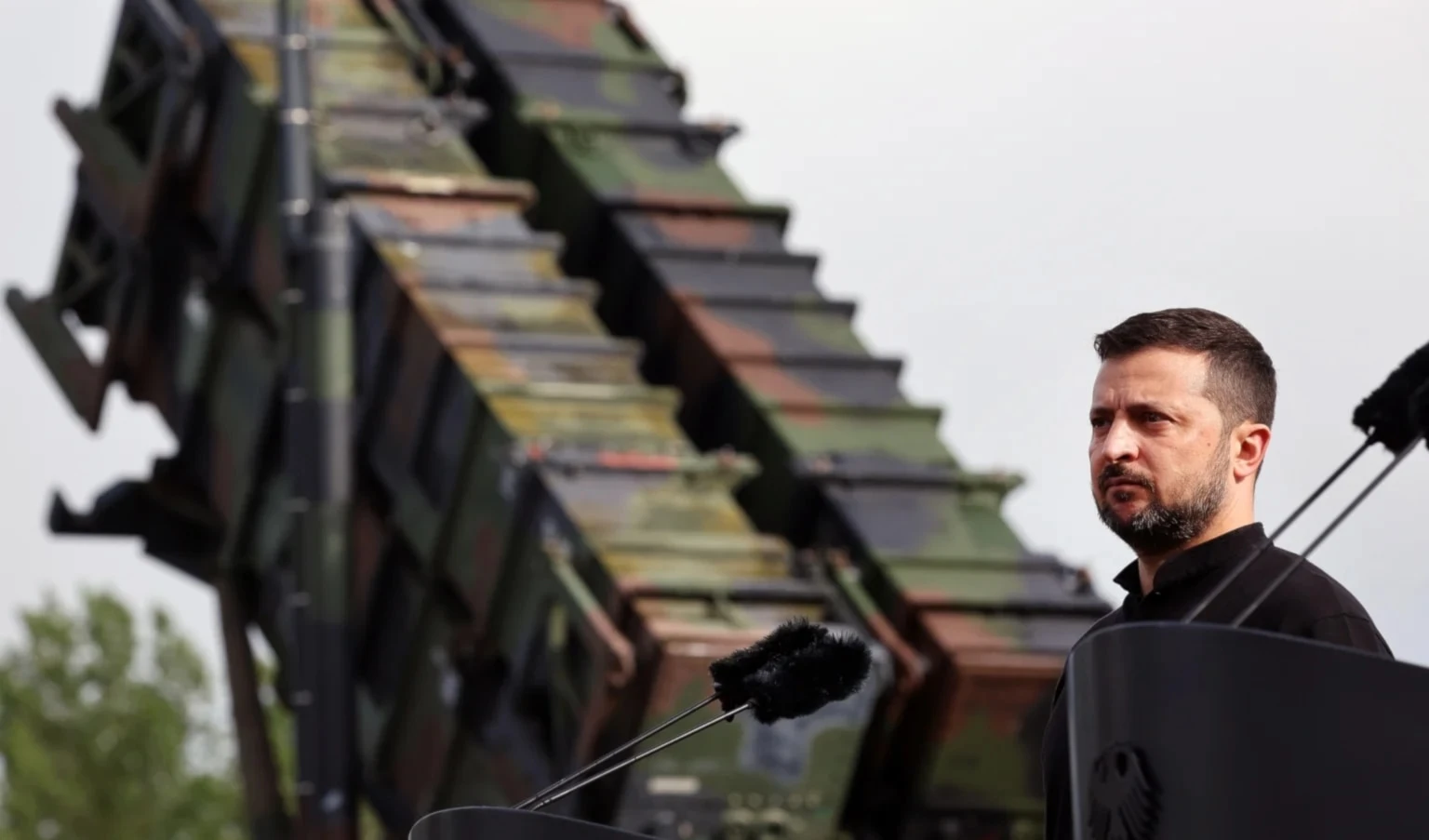 El presidente ucraniano, Volodymyr Zelensky, junto a los sistemas de misiles Patriot.