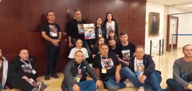 El Foro de Familias de Prisioneros Israelíes en Gaza protagonizaron una sentada frente a la oficina Benjamín Netanyahu en la Knesset para exigirle un acuerdo que libere a los detenidos por Hamas.  