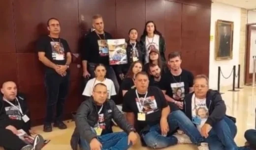 El Foro de Familias de Prisioneros Israelíes en Gaza protagonizaron una sentada frente a la oficina Benjamín Netanyahu en la Knesset para exigirle un acuerdo que libere a los detenidos por Hamas.