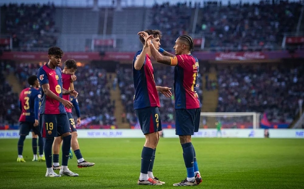 Barcelona supera 3-1 a Espanyol y conserva punta en fútbol de España.